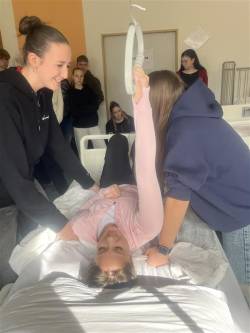 Jak správně manipulovat s pacientem a chránit svá záda